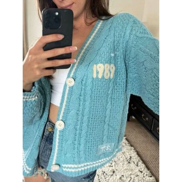 Taylor Swift Preppy Oversized Taylor's Version 1989 Cardigan Sweater Size XS/S - Picture 6 of 17